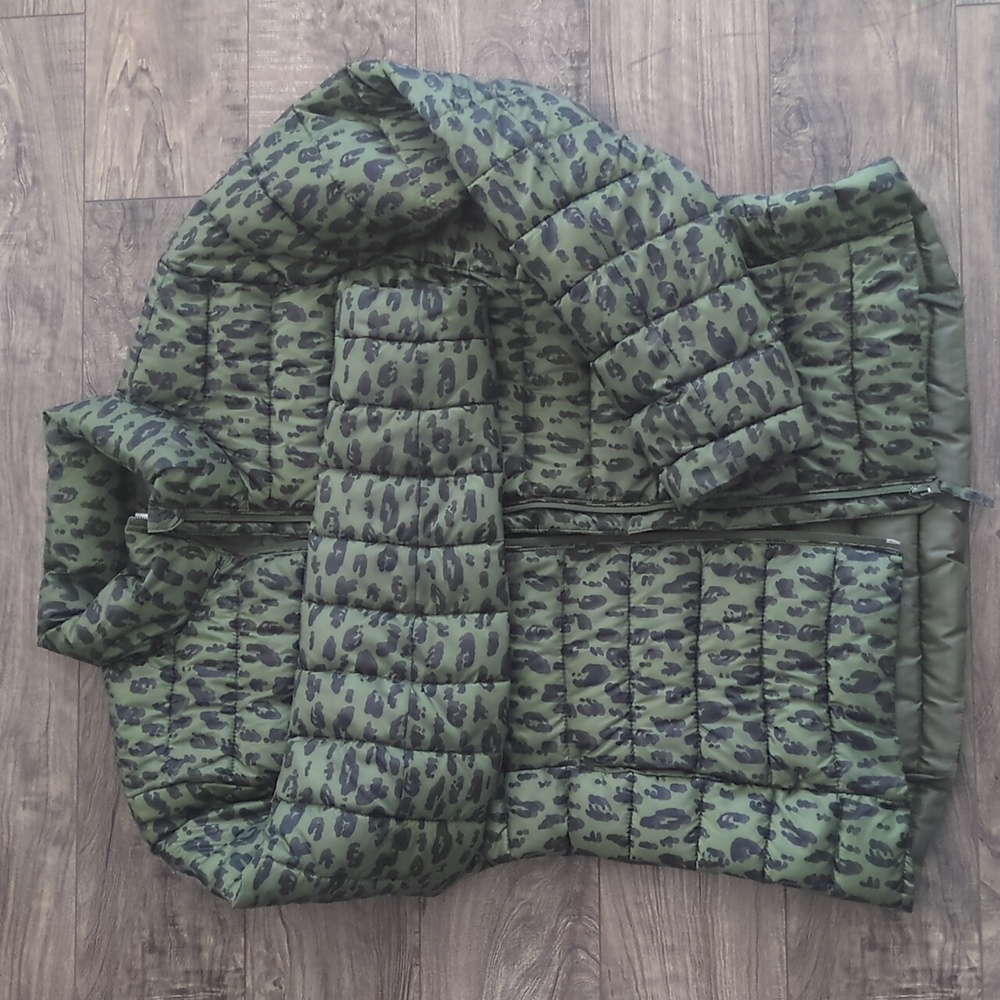 Old Navy lightweight puffer, quilted olive leopard print size M